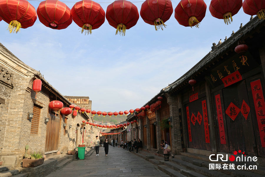 【行走都市圈·聚焦出彩中原】许昌禹州：一药一瓷讲好产业故事_fororder_老街内景.JPG