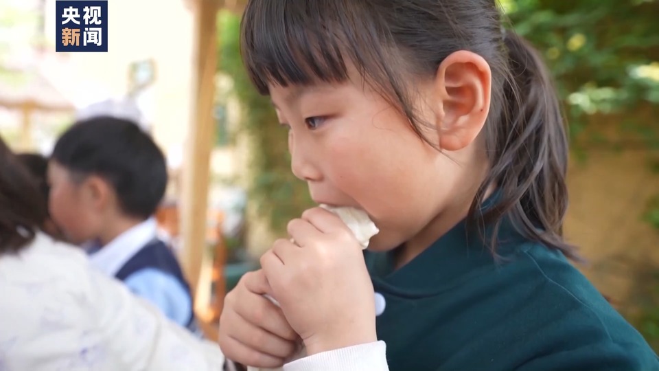 幼儿园萌娃变“大厨” “过家家”照进现实