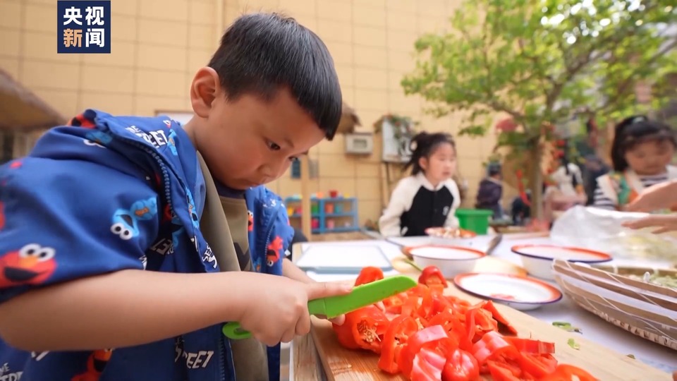 幼儿园萌娃变“大厨” “过家家”照进现实
