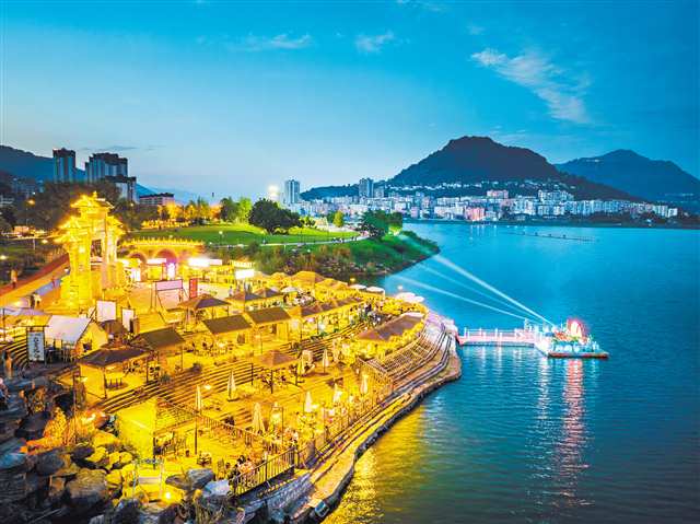 重庆开州区： 绚烂“滨湖夜市”点燃城市烟火气