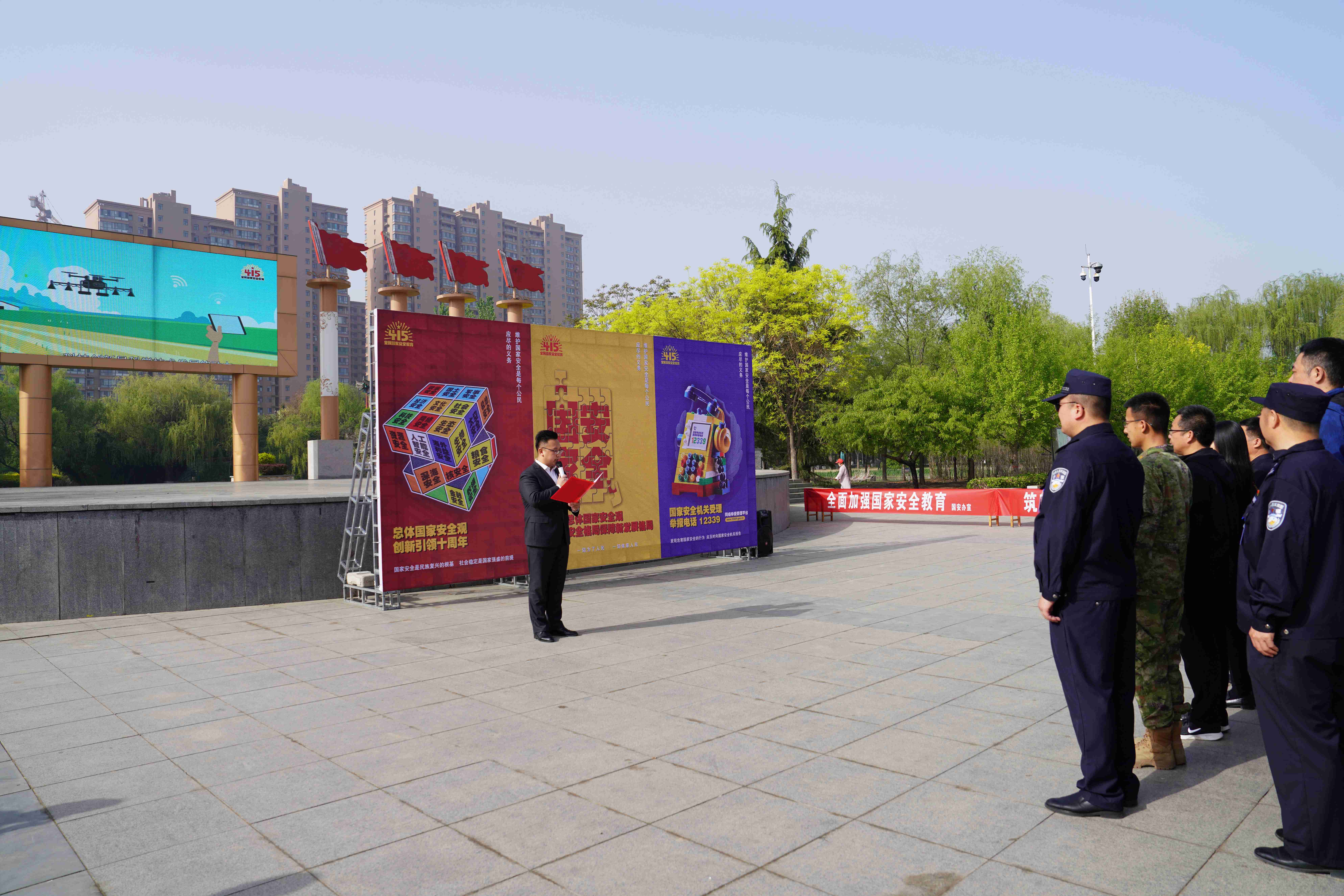 河北清苑：举办2024年全民国家安全教育日宣传教育活动_fororder_清苑区2024年全民国家安全教育日宣传教育活动现场，工作人员宣读《维护国家安全倡议书》。摄影 王磊