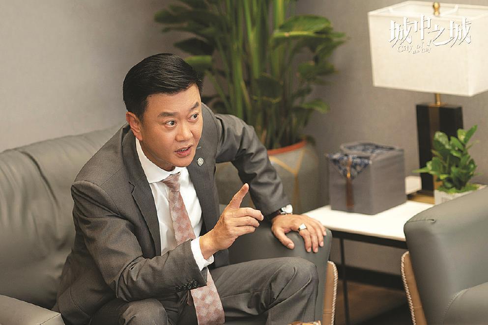 白衬衫上的第一粒灰 ——关于《城中之城》