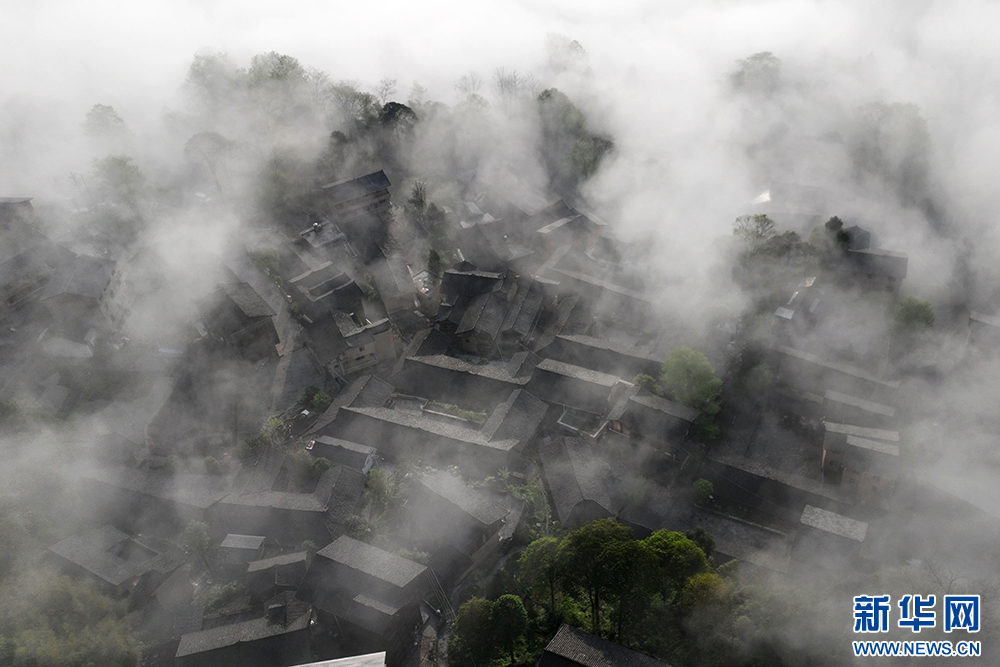 重庆：雾里看古寨 山乡“诗与画”