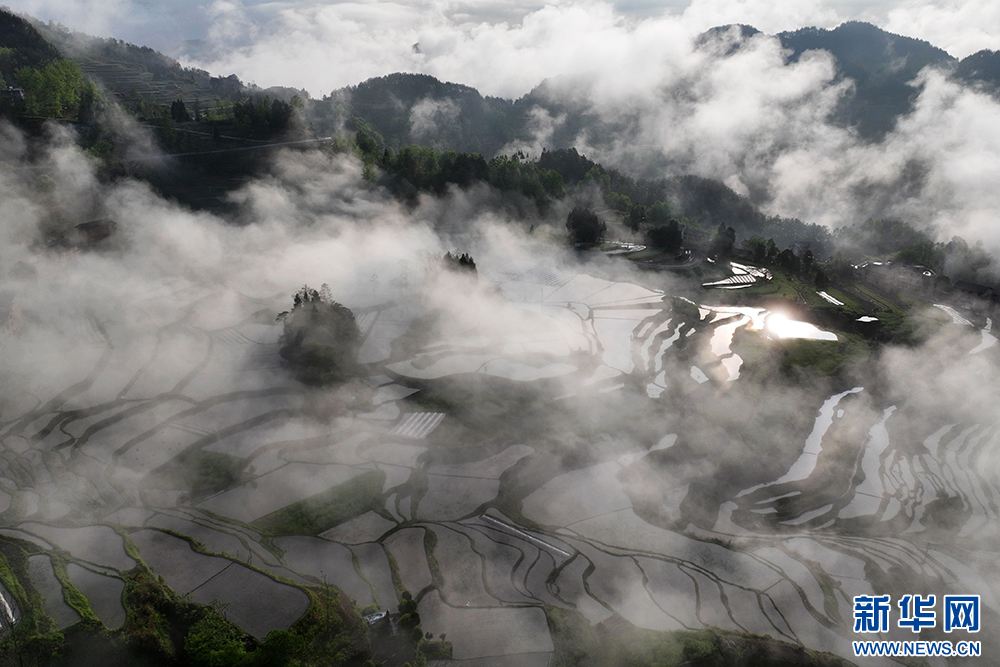 重庆：雾里看古寨 山乡“诗与画”