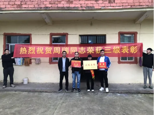江西贵溪：为4位立功军人家属送喜报_fororder_12
