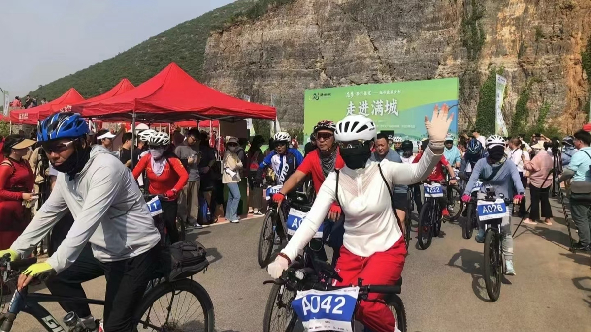 保定市满城区：骑行中的乡野记忆_fororder_骑行大军与观众互动 摄影 邱迎新