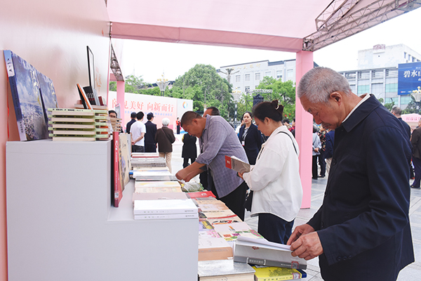 “书香德阳·全民阅读”系列活动在德阳中江启动_fororder_现场阅读氛围热