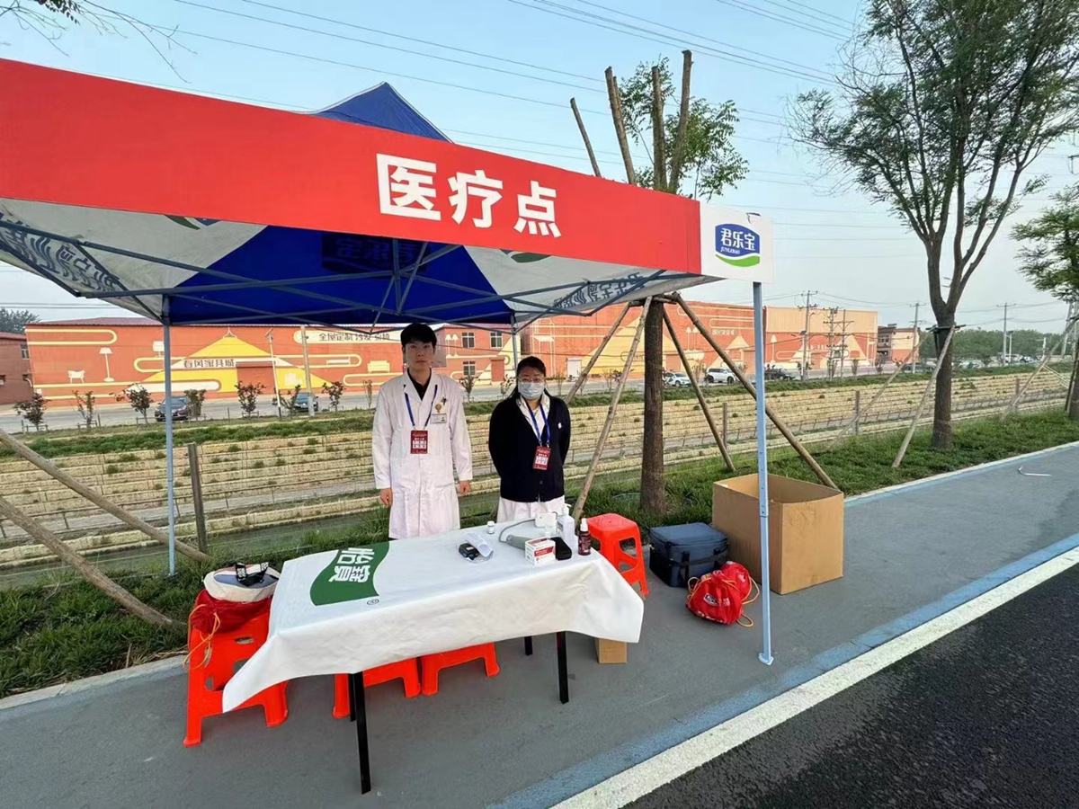保定市满城区全力做好“保马”比赛医疗保障工作_fororder_“保马”比赛期间满城区医疗保障队驻点队员 摄影 赵向楠