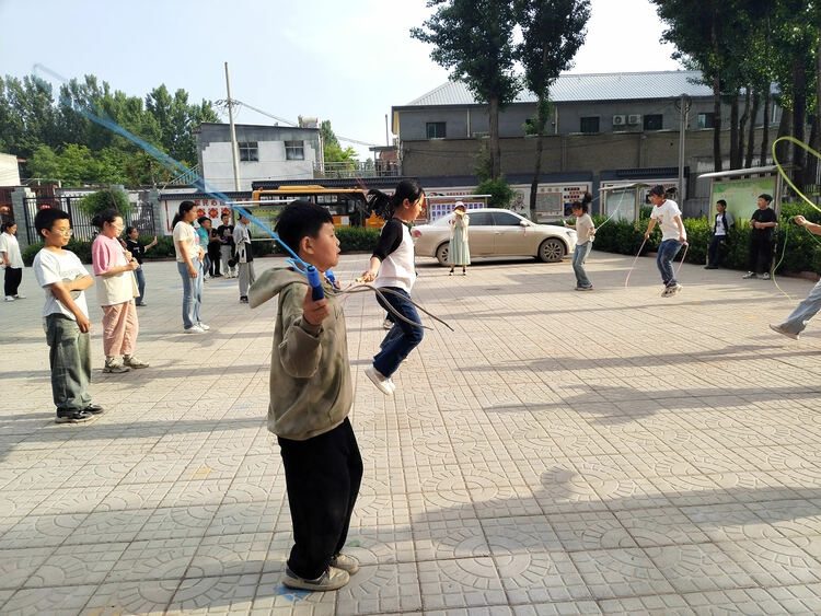 图片默认标题_fororder_同学们争分夺秒地跳绳