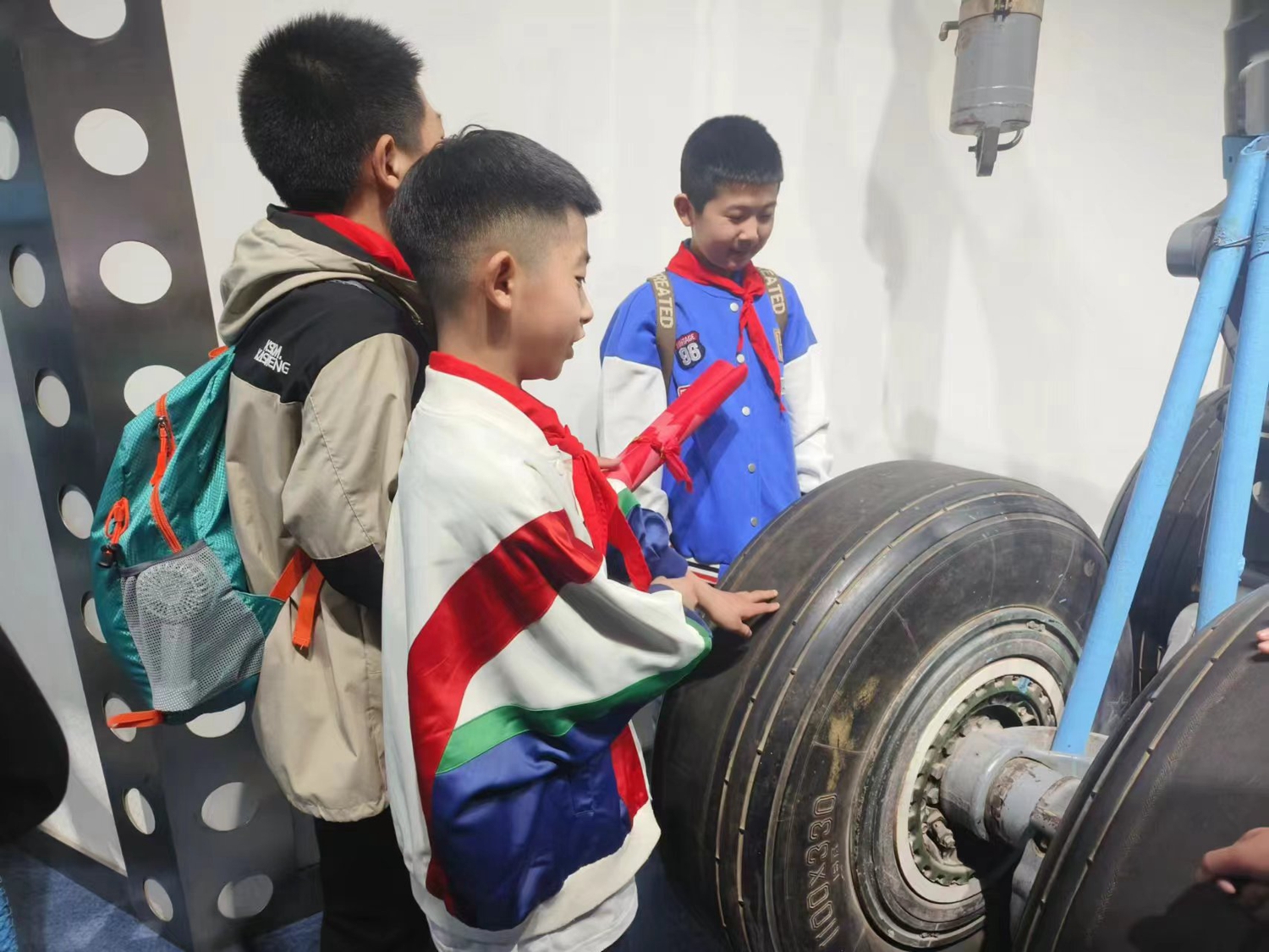 保定市满城区：开科学教育新途径 筑航空航天大梦想_fororder_同学们近距离接触飞机零部件 摄影 刘胜