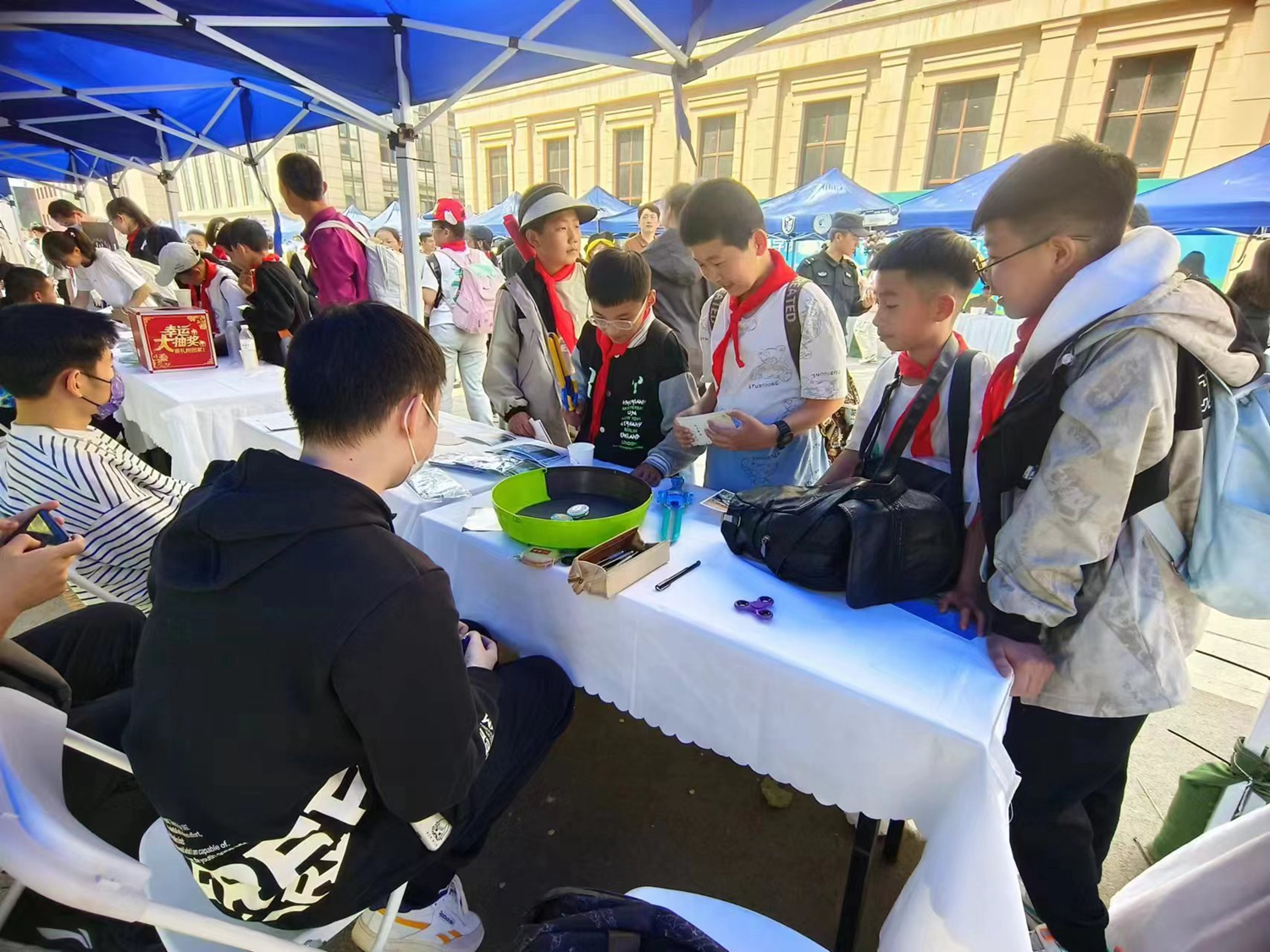 保定市满城区：开科学教育新途径 筑航空航天大梦想_fororder_参与游戏环节 摄影 刘胜