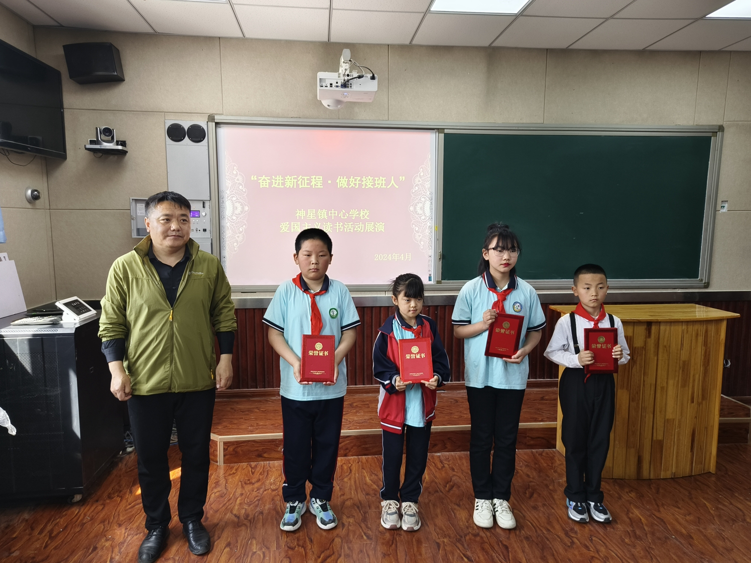 保定市满城区举行“奋进新征程  做好接班人”演讲比赛_fororder_为获得二等奖的小选手们颁奖 摄影 王跃龙