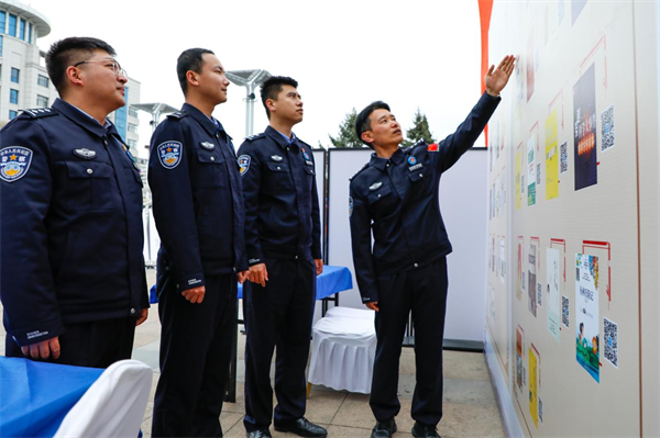 人间最美四“阅”天 丹东边检民警参加全民读书节活动_fororder_图片2
