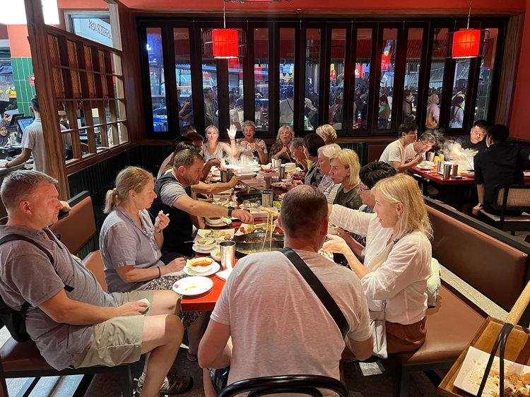 图片默认标题_fororder_外国客人吃成都美食 供图 青羊区融媒体中心