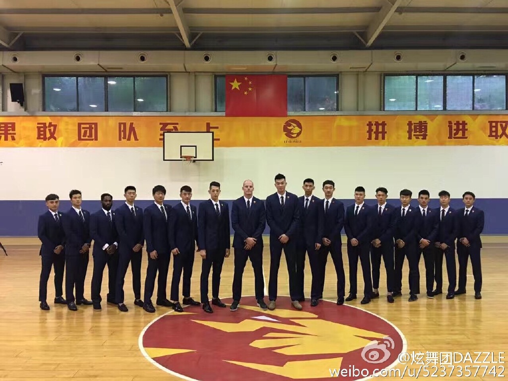 深圳男篮拍全家福 满屏大长腿亮了…