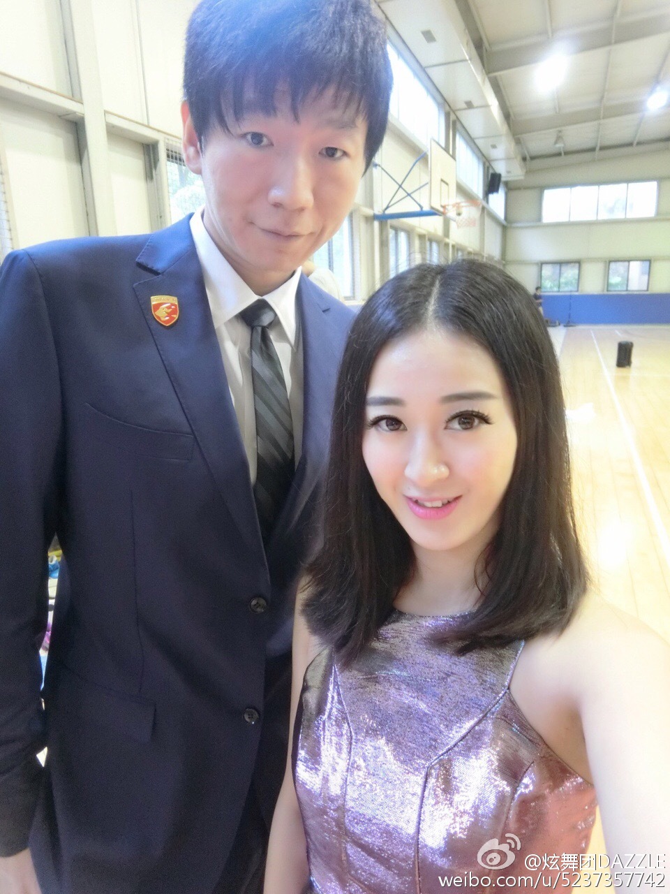 深圳男篮拍全家福 满屏大长腿亮了…