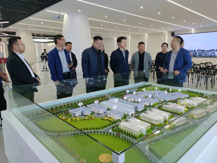 贵州省人民政府副秘书长、广东省粤黔协作工作队临时党委书记、领队肖南龙到安顺调研东西部协作产业