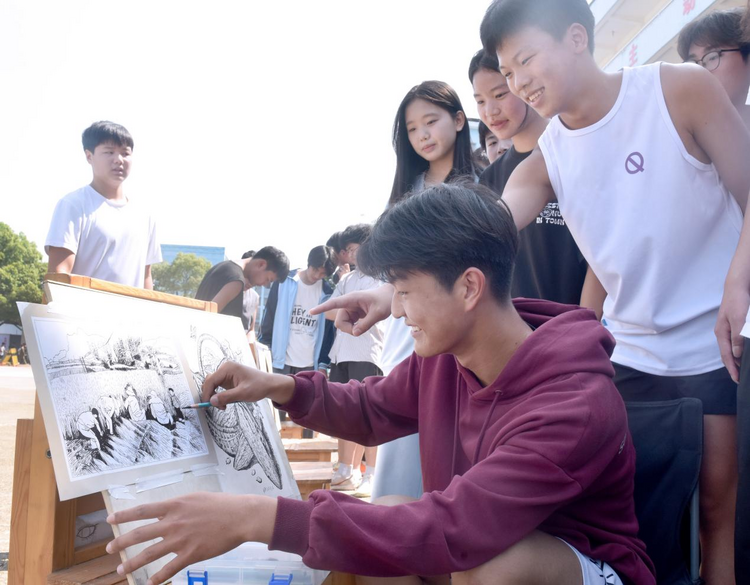 乐平市创新中学开展“画出心中的‘劳模’”主题画展_fororder_11