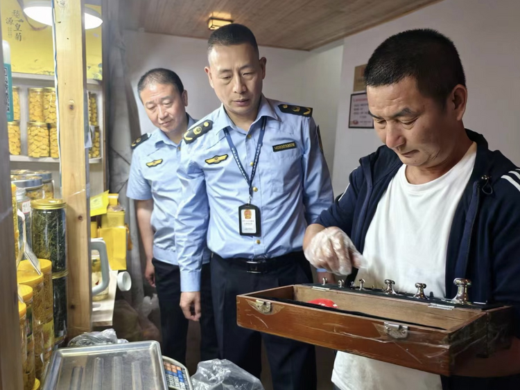 上饶市婺源县市场监管局打好“组合拳” 护航“五一”假期旅游_fororder_图片1