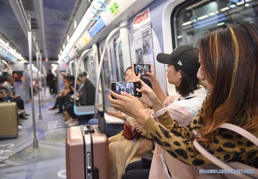 Tren del metro convertido en museo temporal para celebrar Día Nacional en Chengdu