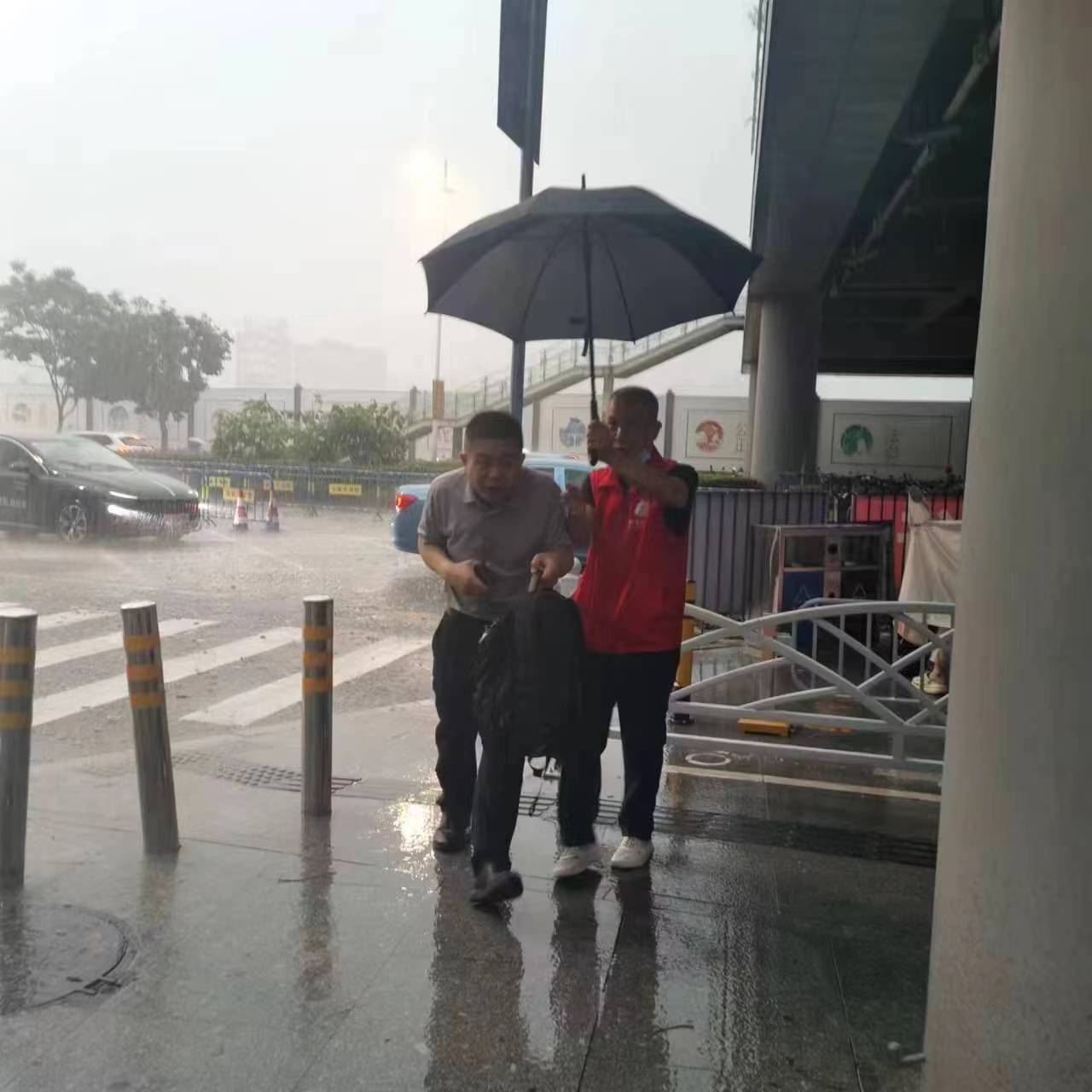 深圳北站先锋服务队：温暖五一出行 城市温情满载_fororder_遮风挡雨