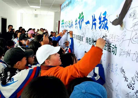 八省税务局联合开展“税润童心”绿色税收普法活动_fororder_小孩子们在“行走江河发现最美”倡议书上签字。马国柱
