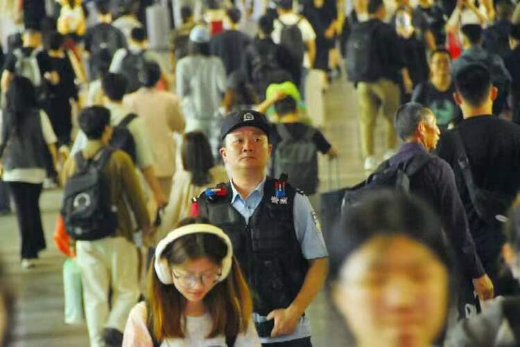 福州车站派出所全力维护“五一”小长假返程客流高峰_fororder_WechatIMG2214