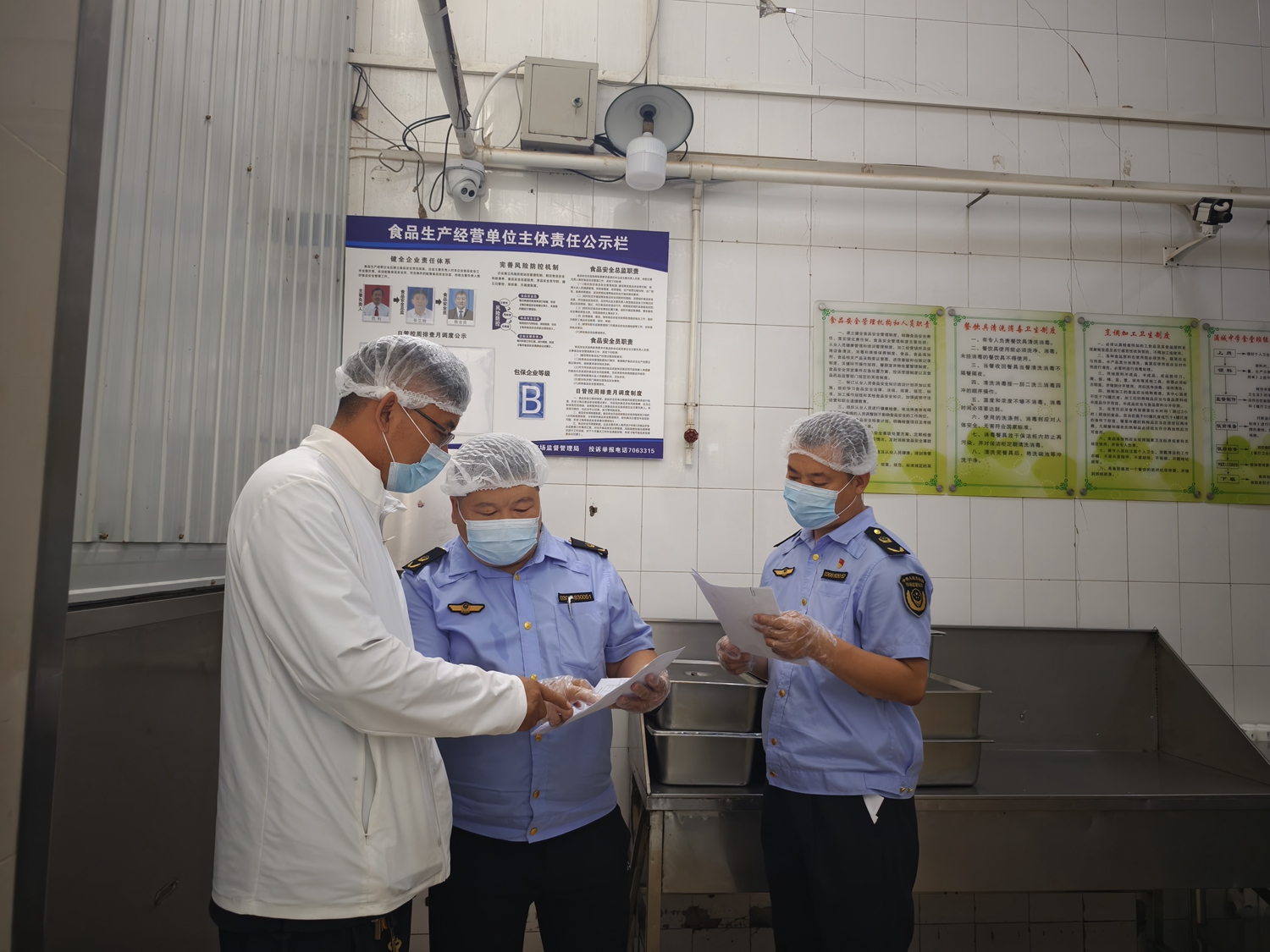 图片默认标题_fororder_查验高考考点食堂台账 摄影 贾林静