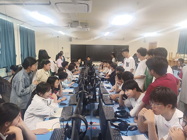宜宾市一曼中学校2024年高考志愿模拟填报演练举行_fororder_操作演练现场-摄影-杨富景
