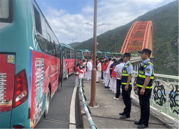 重庆巫山交通运输行政执法支队全力护航高考学子奔赴考场_fororder_图片2