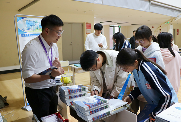 宜宾市一曼中学校：拓宽升学渠道 助力学子圆梦_fororder_学生详细了解相关信息-供图-宜宾市一曼中学校