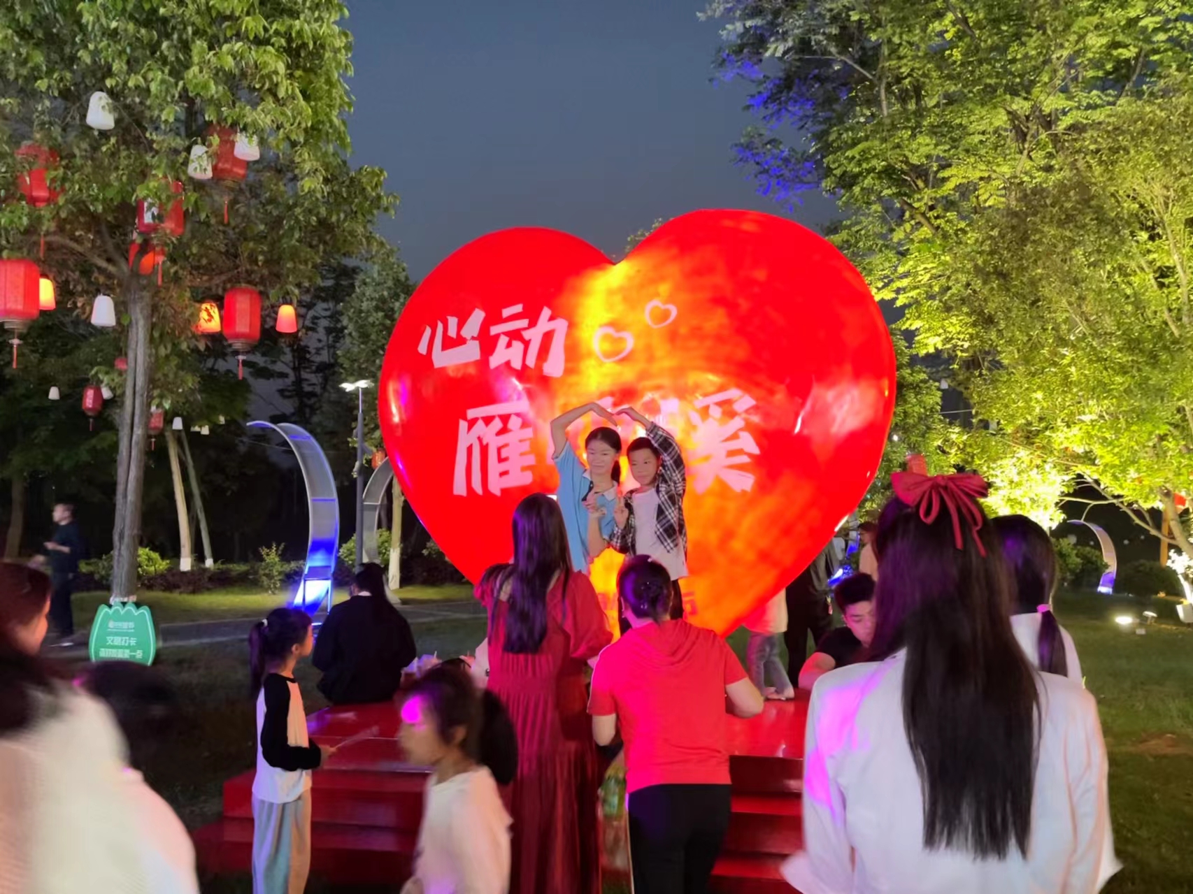 用创意“圈粉引流”，衡阳消费市场“热辣滚烫”_fororder_食客在雁鸣溪夜市打卡