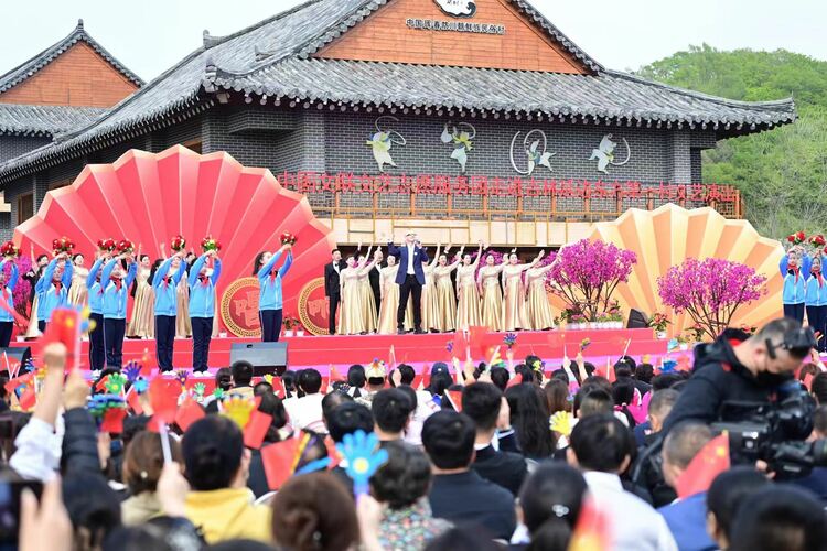 ​东方唱响时代强音 ——“中国文联文艺志愿服务团走进吉林延边东方第一村文艺演出”侧记