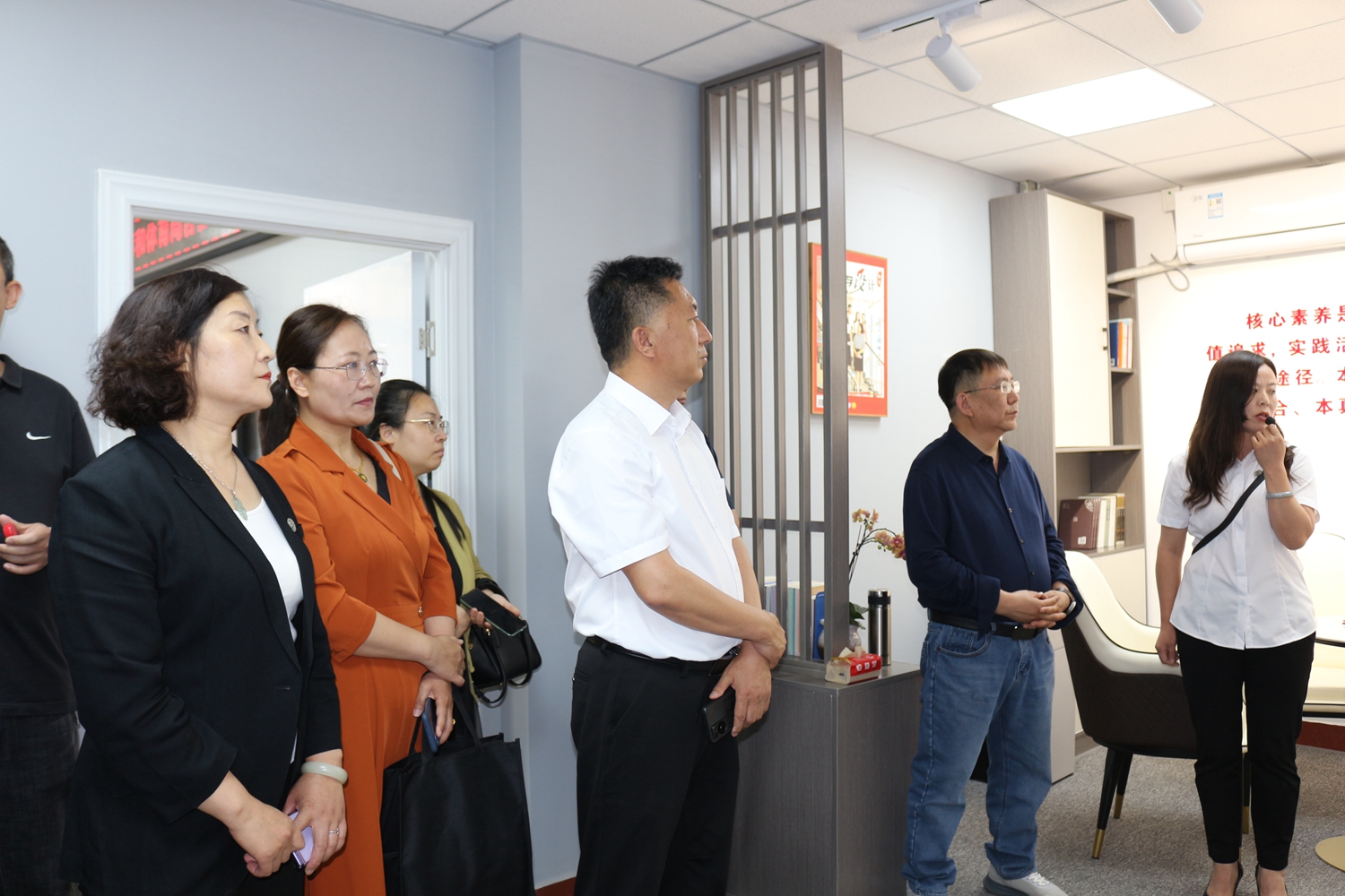 保定市满城区：追光而遇 沐光而行_fororder_参观名师工作室 摄影 李宁 (2)