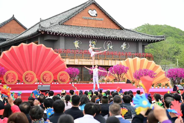 ​东方唱响时代强音 ——“中国文联文艺志愿服务团走进吉林延边东方第一村文艺演出”侧记