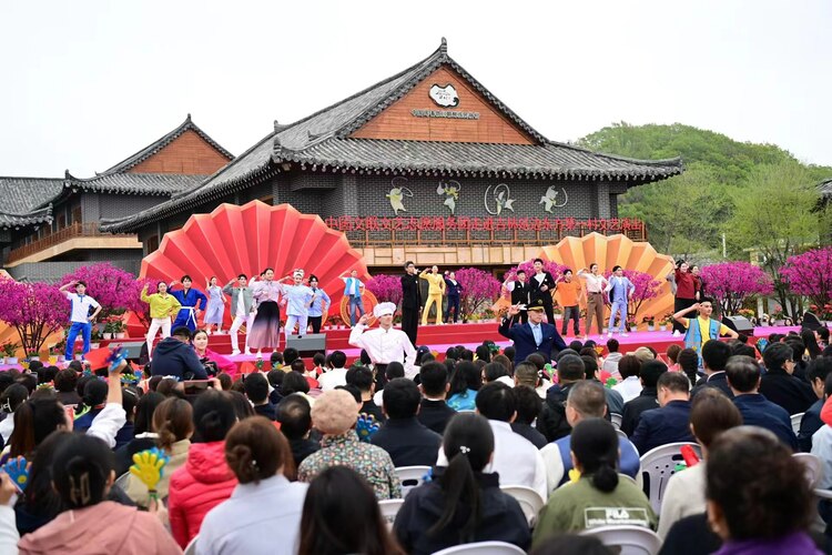 ​东方唱响时代强音 ——“中国文联文艺志愿服务团走进吉林延边东方第一村文艺演出”侧记