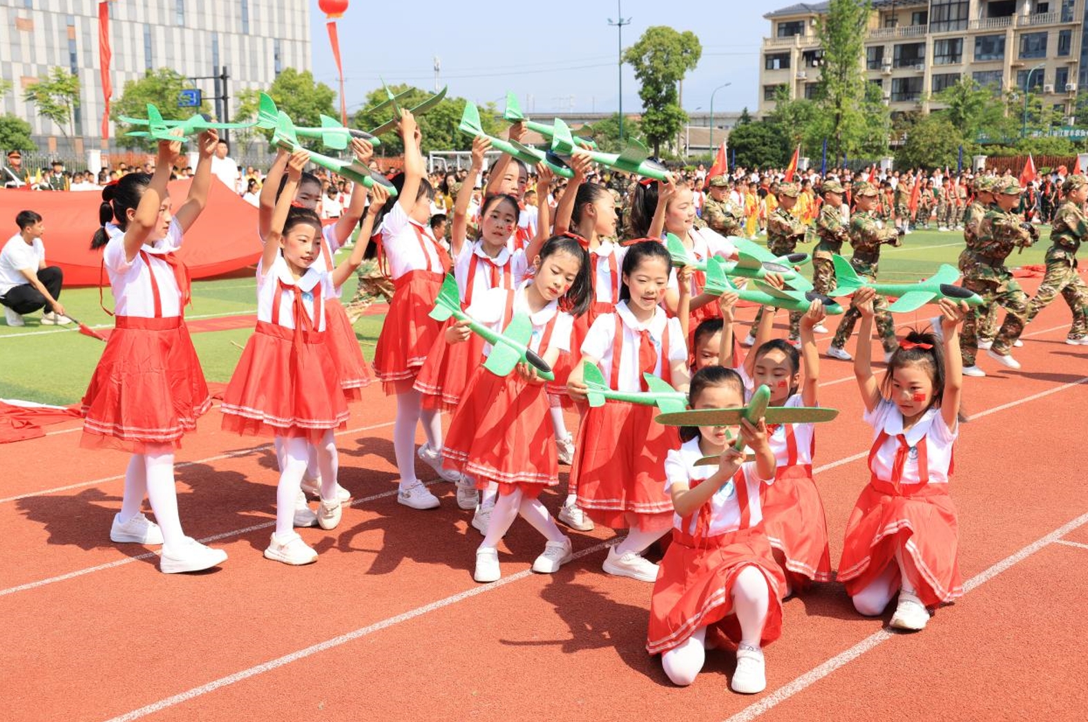 金华金东：全国国防教育示范学校授牌仪式暨金东区第二实验小学军事体育运动会举行_fororder_微信截图_20240511120910