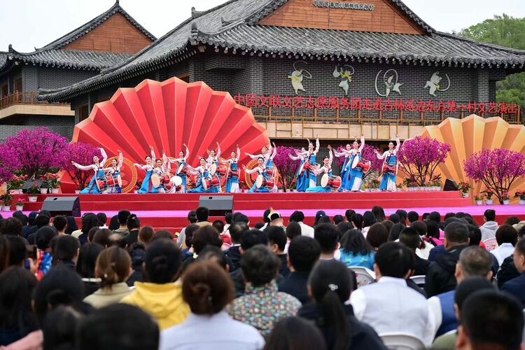 ​东方唱响时代强音 ——“中国文联文艺志愿服务团走进吉林延边东方第一村文艺演出”侧记