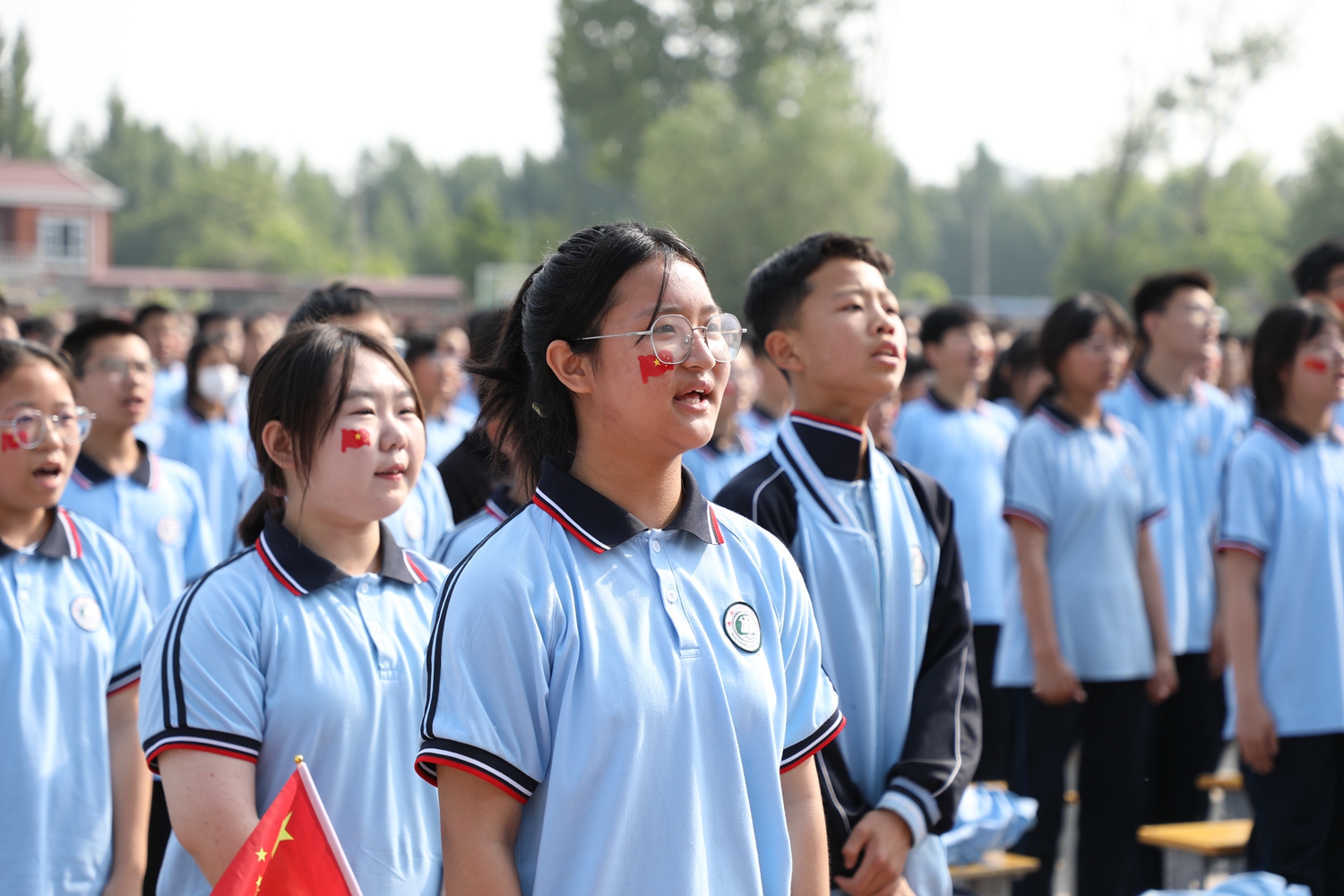 保定市满城区：校园音乐思政课 培根铸魂育新人_fororder_全体同学现场共同齐唱 摄影 张丽双