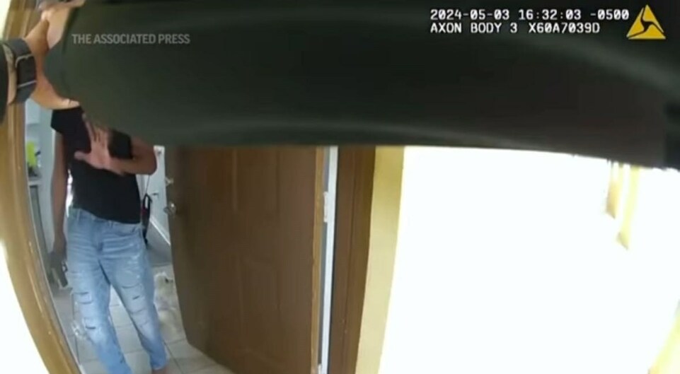 美非裔士兵家门口被警察枪杀 改掉种族歧视“像航母调头一样难”
