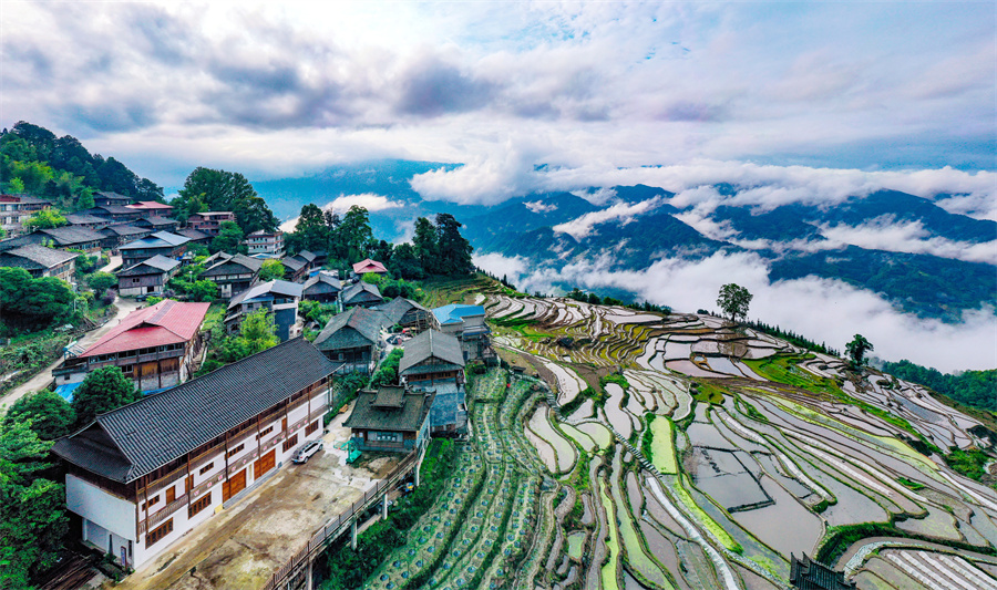 广西龙胜：和美乡村 夏景如画_fororder_5月12日，在广西桂林市龙胜各族自治县泗水乡小岩底苗寨拍摄的梯田和民居。 (1).JPG
