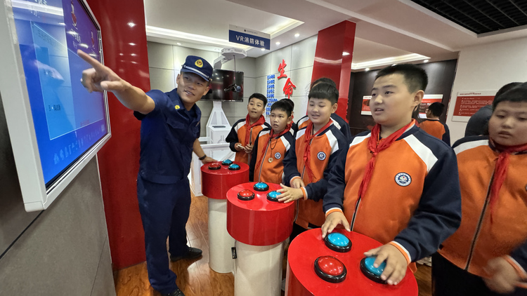 河北唐县：“红领巾”走进消防队 致敬“火焰蓝”_fororder_消防员和少先队员一起进行消防知识竞答