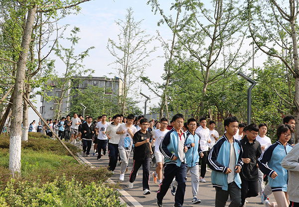 宜宾市一曼中学校：常态逃生演练 提升安全意识_fororder_学生逃生演练-供图-宜宾市一曼中学校