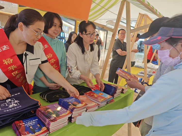 石家庄市裕华区：部门联动办“集市” 普法宣传“烟火”足_fororder_微信图片_20240516164626