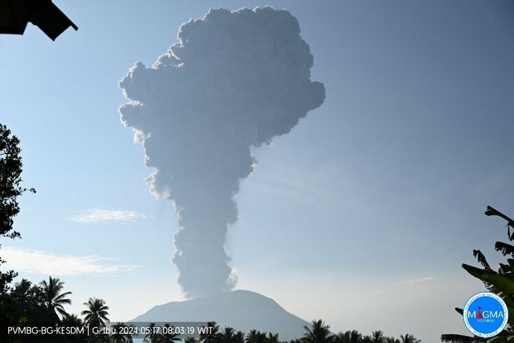 印尼伊布火山喷发 火山灰柱达4000米
