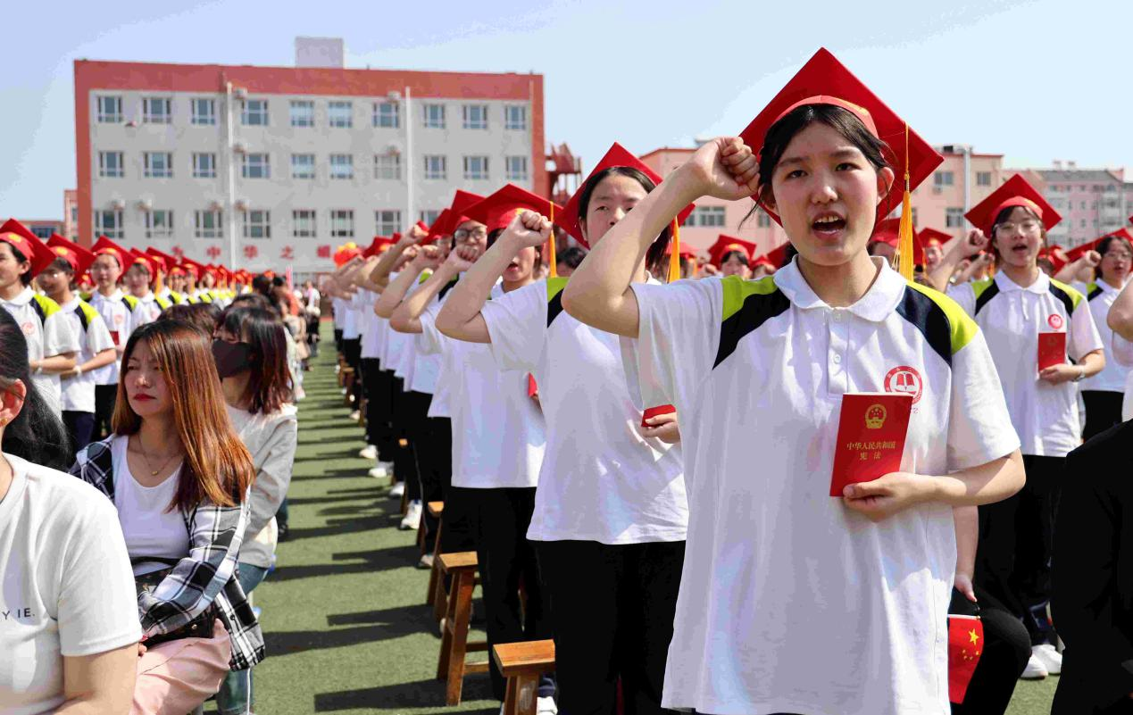 河北泊头二中为1300名学生举行成人礼_fororder_图片 4