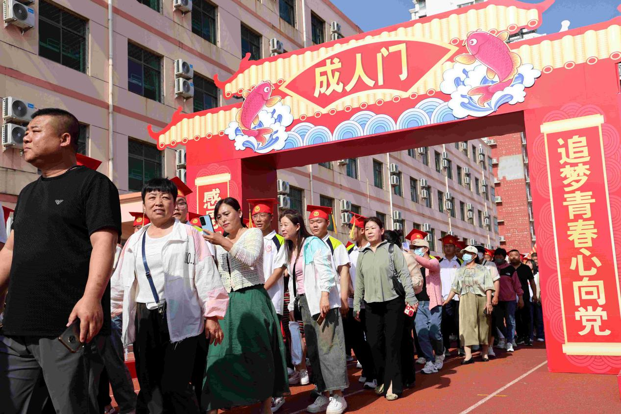 河北泊头二中为1300名学生举行成人礼_fororder_图片 2