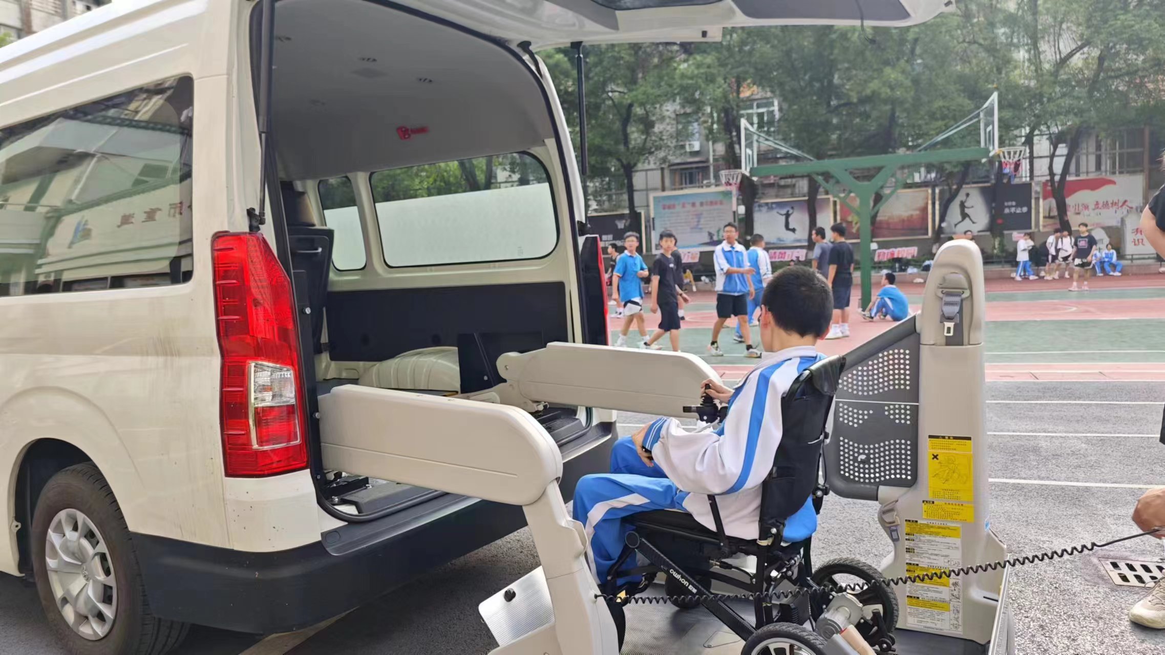 校园里来了一辆高科技的无障碍车 南昌八中“校家社协同助残，共绘成长新生态”主题活动纪实_fororder_微信图片_20240520154424