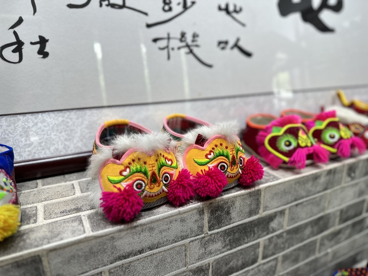 河北望都：传统手艺新“传承”_fororder_虎头鞋。冯卿摄