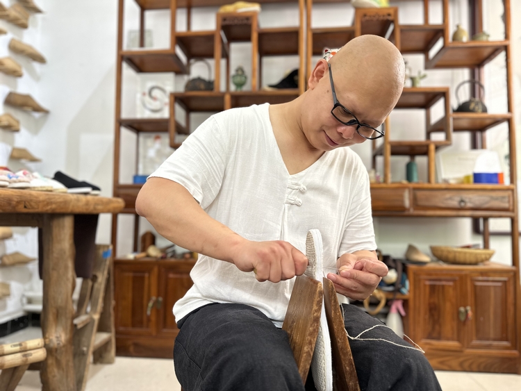 河北望都：传统手艺新“传承”_fororder_手工纳鞋底儿。冯卿摄